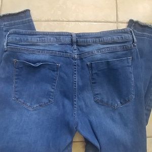 Ankle length distressed cuff cut-off jeans